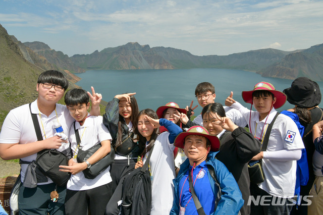 【광주=뉴시스】 송창헌 기자 = 유라시아 대장정에 나선 '2019 전남통일희망열차학교' 학생들이 민족의 정기가 서린 백두산 정상에 올랐다고 전남도교육청이 1일 밝혔다. 2019.08.01 (사진=전남도교육청 제공)photo@newsis.com