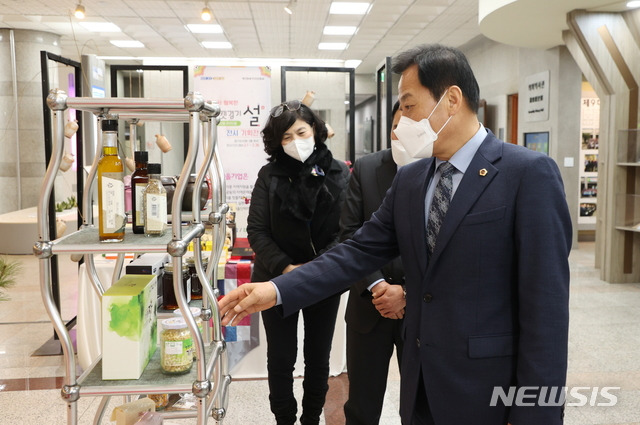 [수원=뉴시스] 설맞이 경기 우수농산물 공동구매 독려하는 장현국 경기도의회 의장. (사진=경기도의회 제공)