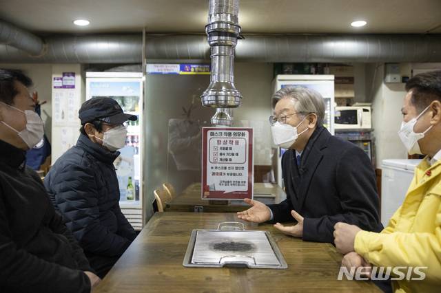 [수원=뉴시스] 착한 임대인 운동 격려 방문한 이재명 경기도지사. (사진=경기도 제공)
