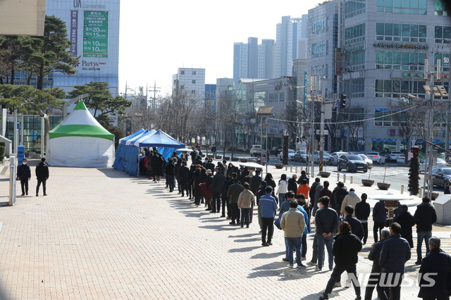 [포항=뉴시스] 강진구 기자 = 경북 포항시가 전 시민 가구당 1명 신종 코로나바이러스 감염증 진단검사 행정명령을 내린 둘째날인 27일 오후 시청앞 임시선별진료소에 수백명이 시민들이 줄지어 검사를 기다리고 있다.2021.01.27.dr.kang@newsis.com