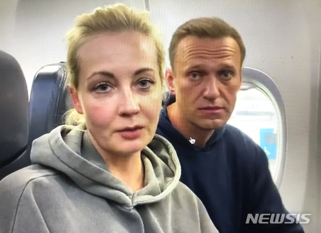 [모스크바=AP/뉴시스]러시아 야당 지도자 알렉세이 나발니(오른쪽)와 그의 아내 율리야가 17일(현지시간) 독일 베를린 브란덴부르크 공항에서 러시아 모스크바 행 항공기에 올라 셀카를 찍고 있다. 2021.01.18.