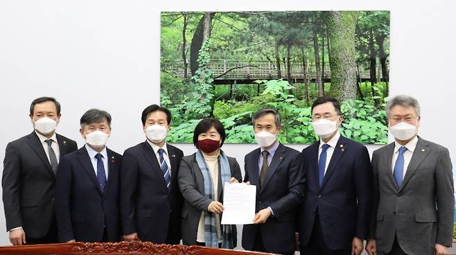 전남 동부권 의원 등이 서영교 국회 행정안전위원장을 만나 여순사건 특별법 제정을 촉구했다. 주철현 의원 제공