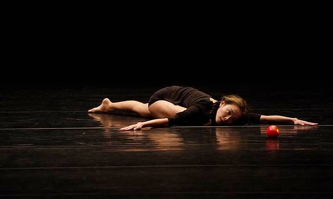 YJK 댄스 프로젝트의 ‘그런데 사과는 왜 까먹었습니까?’(2월 19∼21일 아르코예술극장).