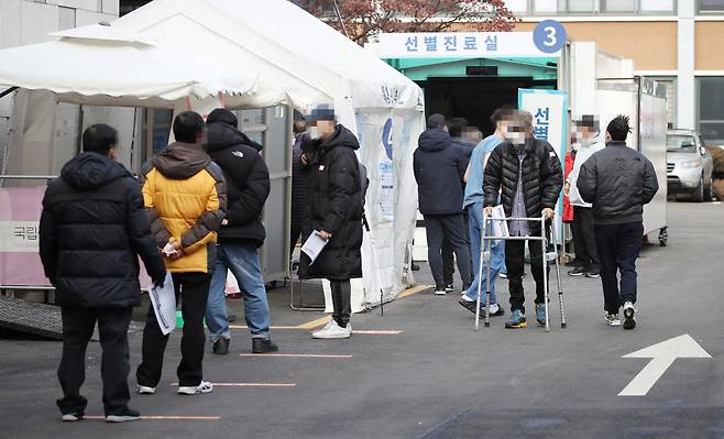 지난달 31일 오후 서울 중구 국립중앙의료원에 마련된 선별진료소를 찾은 시민들이 검사를 기다리고 있다. ⓒ연합뉴스