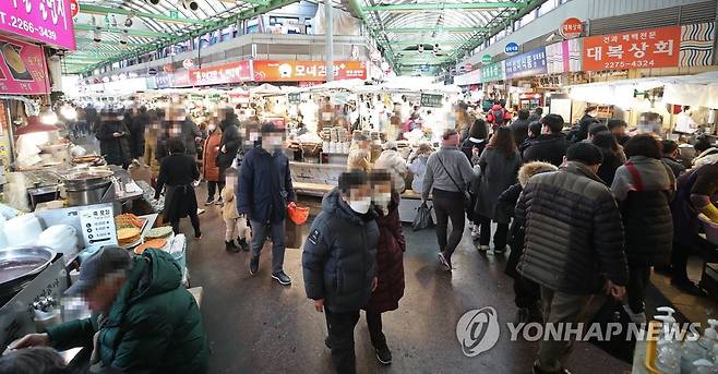 설연휴까지 거리두기 조치 현행 유지 (서울=연합뉴스) 김도훈 기자 = 31일 오후 서울 종로구 광장시장이 시민들로 붐비고 있다.      한편 이날 정부는 현재의 사회적 거리두기 단계와 방역 기준을 설 연휴가 끝날 때까지 2주간 그대로 연장한다고 밝혔다. 이에 따라 수도권은 2.5단계, 비수도권에서는 2단계 거리두기조치가 유지하고 5인 이상 사적 모임 역시 금지된다. 2021.1.31 superdoo82@yna.co.kr