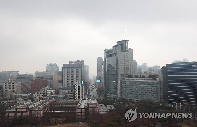 흐린 서울 도심 (서울=연합뉴스) 이지은 기자 = 수도권지역 미세먼지 농도가 '나쁨' 수준으로 예보된 1일 오전 서울 종로구 서울시교육청에서 바라본 도심이 흐린 날씨를 보이고 있다. 2021.2.1 jieunlee@yna.co.kr