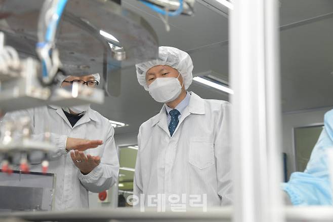 김강립 식약처장(오른쪽)이 코로나19 백신 접종용 주사기 제조업체를 방문했다.(사진=식약처)