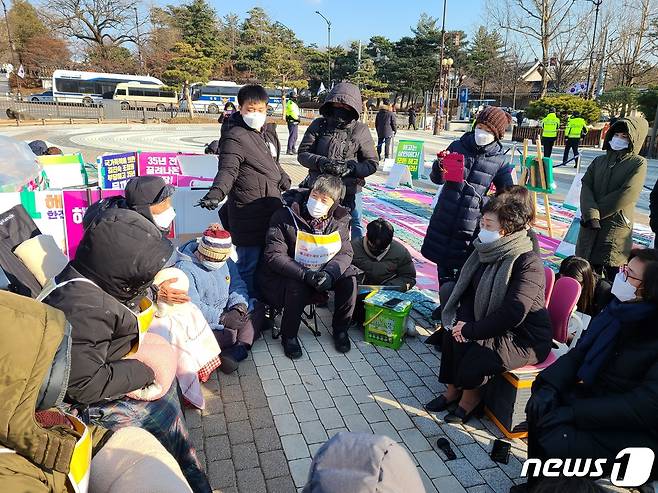 최영애 국가인권위원장이 2일 오후 서울 종로구 청와대 앞에서 진행 중인 김진숙 전국민주노동조합총연맹 부산지역본부 지도위원의 한진중공업 복직 촉구 단식 농성장을 방문해 관계자들에게 의견을 듣고 있다. 2021.02.02 © News1 이기림 기자