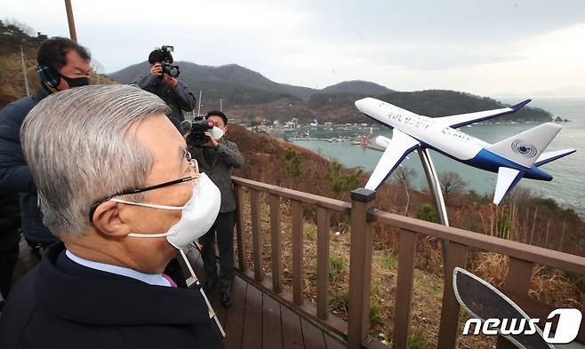 김종인 국민의힘 비상대책위원장이 1일 오전 부산 강서구 가덕도 대항전망대에서 가덕신공항 예정부지를 바라보고 있다. 2021.2.1/뉴스1 © News1 여주연 기자