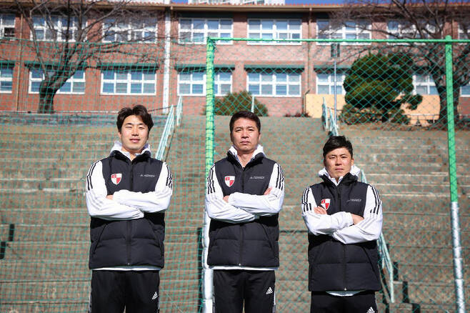 부산 U-18 유스팀을 이끌게 된 김현수 감독(가운데)과 최광희 코치(오른쪽), 정대환 GK 코치.