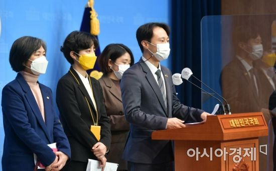 이탄희 더불어민주당 의원이 1일 국회 소통관에서 류호정 정의당, 강민정 열린민주당, 용혜인 기본소득당 의원과 함께 임성근 법관 탄핵소추안 발의 기자회견을 하고 있다./윤동주 기자 doso7@