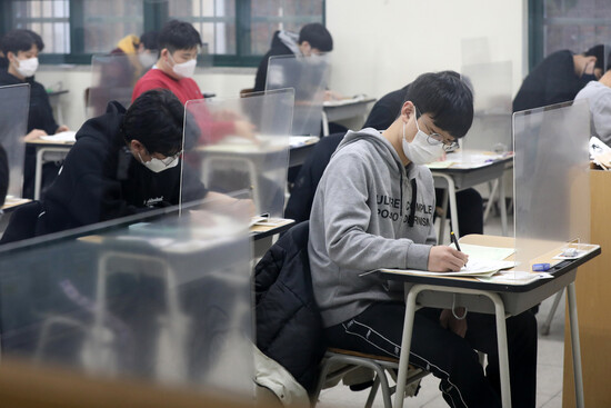 대학수학능력시험 날인 지난해 12월3일 오전 서울 한 고등학교에서 수험생들이 시험 시작 전 공부를 하고 있다. 공동사진취재단