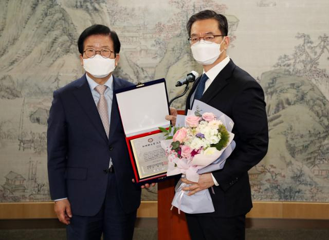 2일 국회에서 열린 백봉신사상 시상식에서 정성호(오른쪽) 더불어민주당 의원이 백봉라용균선생기념사업회 회장인 박병석 국회의장으로부터 대상을 받고 기념촬영을 하고 있다. 뉴시스