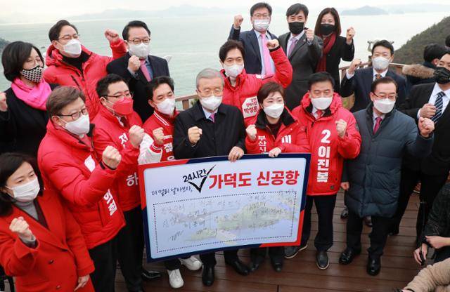 국민의힘 김종인 비상대책위원장이 지난 1일 부산 강서구 가덕도 대항전망대를 찾아 국민의힘 부산시장 예비후보들과 함께 가덕도 신공항이라고 적힌 표지판에 서명한 뒤 기념촬영을 하고 있다. 김 위원장은 이날 부산을 찾아 '가덕도 신공항' 사업 적극 지지와 함께 한일해저터널 건설 추진도 약속했다.