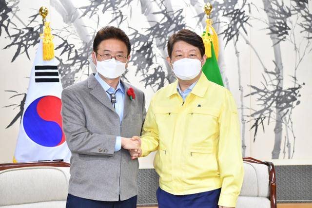 이철우 경북도지사와 권영진 대구시장이 지난 연말 대구시청에서 만나 세밑 덕담을 나누고 있다. 경북도 제공