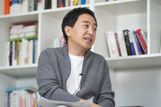 금태섭 전 의원이 지난달 18일 금태섭의 '찐 토크'에서 진중권 전 동양대 교수와 대담을 나누고 있다. 뉴스1