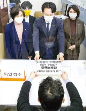 이탄희 더불어민주당 의원(앞줄 가운데)이 1일 임성근 부장판사에 대한 탄핵소추안을 국회에 제출하고 있다.  연합뉴스