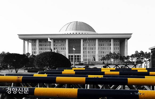 서울 여의도 국회앞에 바리케이드가 겹겹이 놓여 있다. 경향신문 자료사진