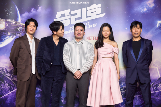 From left, actors Jin Seon-kyu, Song Joong-ki,director Jo Sung-hee and actors Kim Tae-ri and Yoo Hae-jin [NETFLIX]