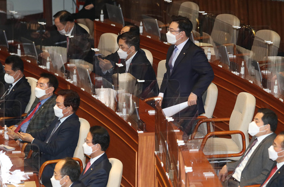 Rep. Kim Sung-won, deputy floor leader of the main opposition people Power Party, stands up from his seat to lodge a complaint to ruling DP Chairman Lee Nak-yon as Lee attacks the opposition during his speech at the National Assembly.  [YONHAP]