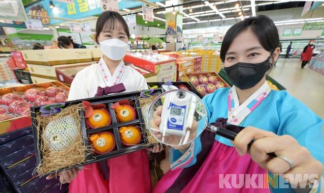 농협유통이 2일 서울 서초구 청계산로 농협 하나로마트 양재점에서 모델이 사과·배 등 과일 선물세트의 당도를 측정해 보이고 있다.