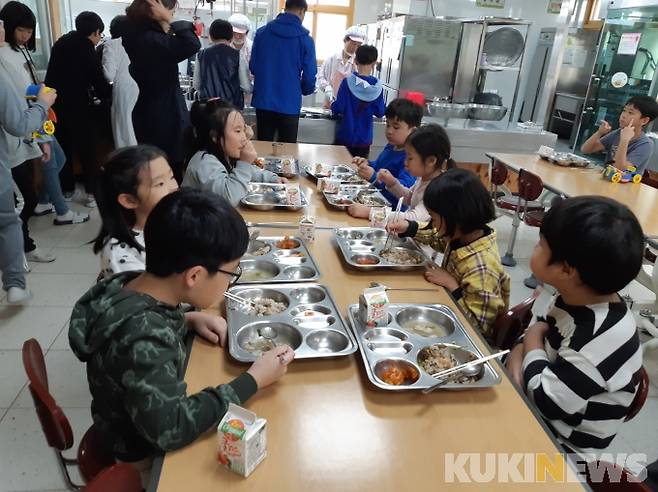 관내 초등학교 급식 모습 (코로나19 발생 이전 자료 사진).