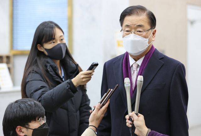정의용 외교부 장관 후보자가 2일 오후 서울 종로구 외교부 청사 인근 사무실 로비에서 '북한 원전 추진 의혹'과 관련한 입장을 밝히고 있다. 연합뉴스
