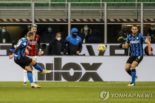 이탈리아 프로축구 세리에 A에서 인터 밀란과 AC 밀란은 같은 연고지인 밀라노를 놓고 치열한 라이벌 관계를 이루고 있다. 사진은 인터 밀란의 플레이메이커 크리스티안 에릭센이 슛을 날리고 있는 모습. [AP=연합뉴스]