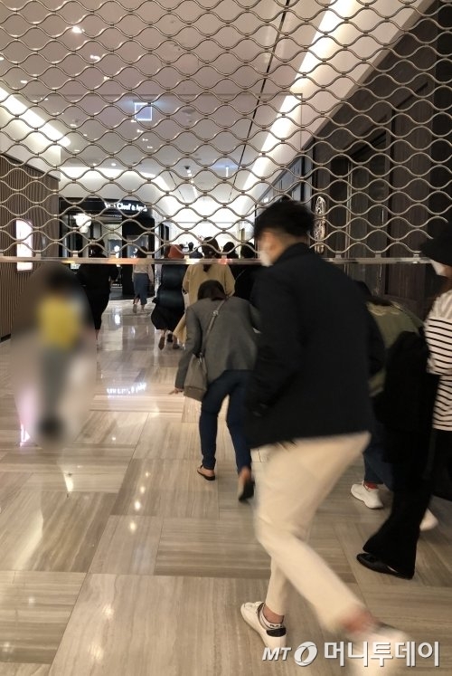 지난해 5월 10일 신세계백화점 강남점에서 백화점 셔터가 다 올라가기도 전에 고객들이 샤넬 매장을 향해 뛰어가고 있다/사진=오정은 기자