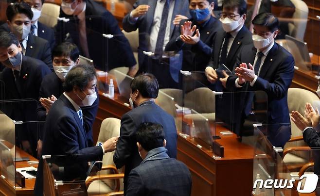 이낙연 더불어민주당 대표가 2일 오전 서울 여의도 국회 본회의장에서 열린 제384회 국회(임시회) 제2차 본회의에서 교섭단체 대표연설을 마치고 동료의원의 박수를 받으며 퇴장하고 있다. /사진=뉴스1