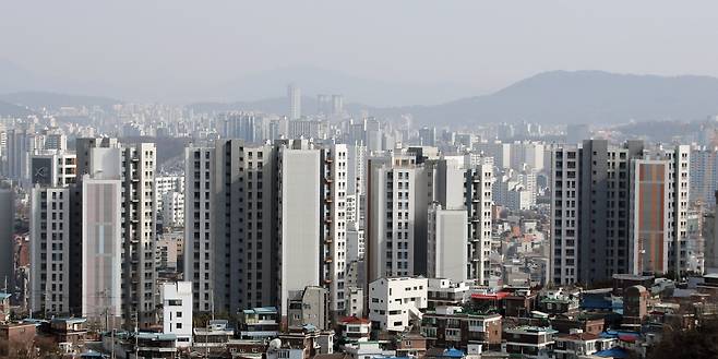 서울 종로구 창신동 낙산마을에서 바라본 서울 아파트 단지 모습. /사진제공=뉴스1