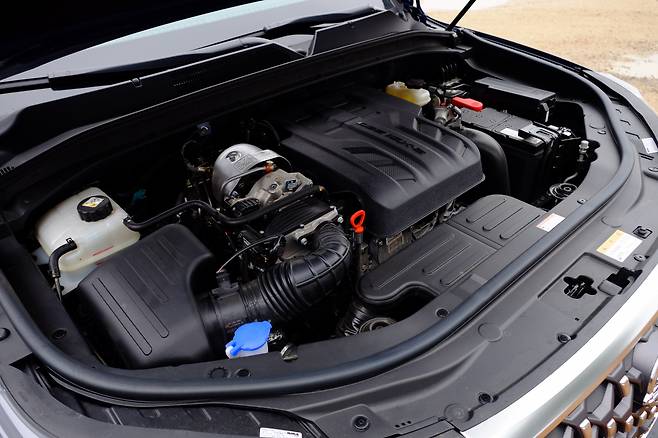 개선된 2.2 디젤 엔진은 202마력이다. 넉넉한 토크로 일상주행엔 불만이 없지만, 추월 가속이나 고속도로에선 다소 답답하게 가속계 바늘이 올라간다. 크고 무거운 차체를 지탱하기엔 부족한 제원인 것은 분명하다. [정찬수 기자]