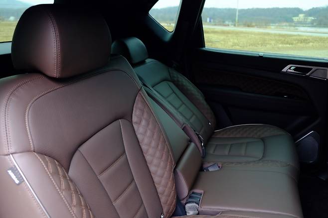 139도까지 젖혀지는 2열 리클라이닝은 경험해봐야 그 편안함을 알 수 있다. 볼스터와 허벅지 양쪽을 지지하는 부위를 볼록하게 만들어 착좌감도 합격점이다. [정찬수 기자]