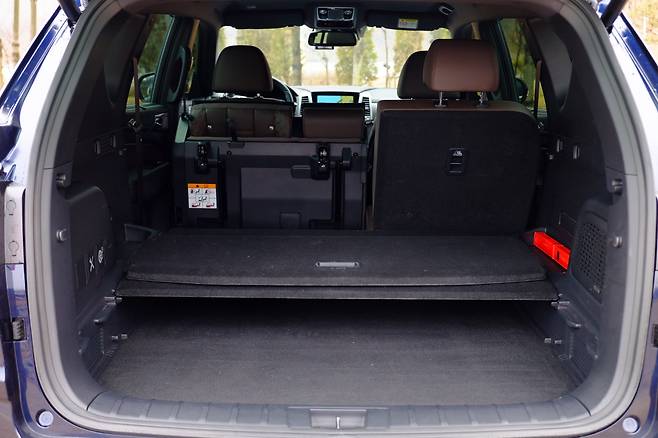 캠핑족이나 차박을 원한다면 최적의 환경을 제공한다. 2단으로 구성할 수 있는 바닥이나 완전하게 젖혀지는 2열 시트. 그리고 광활한 적재공간까지 '공간'은 올 뉴 렉스턴의 최대 장점이다. [정찬수 기자]