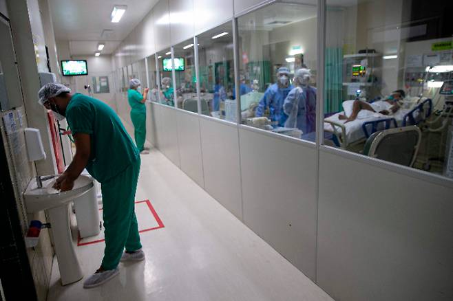지난달 30일(현지시간) 브라질 한 병원에서 의료진이 코로나19 중환자실에 입원한 환자들을 치료하고 있다. 연합뉴스