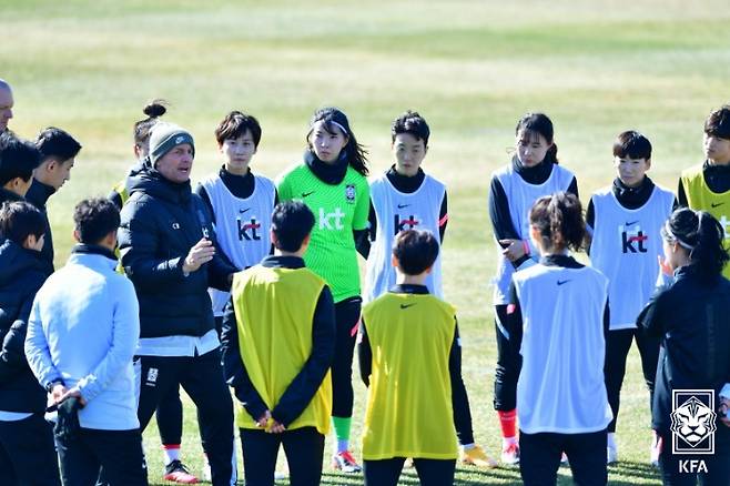 코로나19의 확산 여파로 한국 여자축구의 사상 첫 올림픽 본선 진출을 위한 마지막 도전은 다시 4월로 미뤄졌다. 대한축구협회 제공