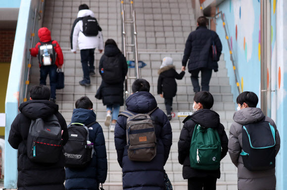 교육부가 신학기를 한달여 앞두고 유치원부터 고등학교까지 학년별 등교방식을 담은 학사운영지원방안을 발표한 지난달 28일 서울의 한 초등학교에서 학생들이 등교하고 있다. 뉴시스