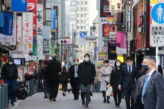 지난 1월 27일 마스크를 쓴 시민들이 도쿄 시내를 지나고 있다. AP=연합뉴스