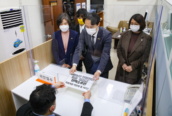 더불어민주당 이탄희 의원이 1일 국회의원 161명이 발의한 ‘임성근 법관 탄핵소추안’을 국회 의안과에 제출하고 있다. 왼쪽부터 탄핵소추안 발의에 동참한 열린민주당 강민정 의원, 정의당 류호정 의원, 이 의원, 기본소득당 용혜인 의원.김명국 선임기자 daunso@seoul.co.kr