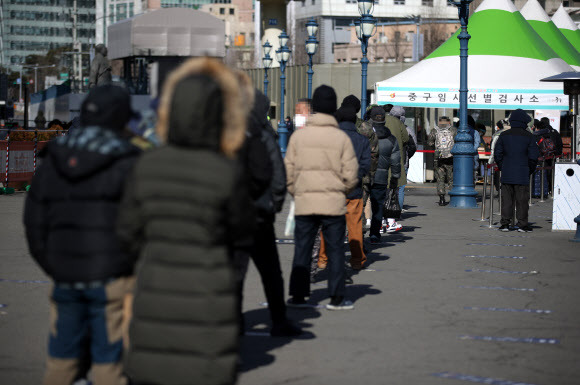 한파 속 코로나19 검사 기다림 - 29일 오후 서울역광장에 설치된 임시선별진료소에서 시민들이 코로나19 검사를 받기 위해 줄을 서고 있다. 2021.1.29 연합뉴스