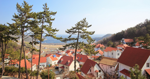 남해 독일마을은 주황색으로 통일된 지붕과 파란 남해바다가 어우러져 마치 지중해 휴양도시 분위기를 연출한다.