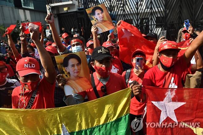 군부 쿠데타 규탄하는 태국 거주 미얀마인들 (방콕 AFP=연합뉴스) 태국에 거주하는 미얀마 이주자들이 1일(현지시간) 방콕의 미얀마 대사관 앞에서 아웅산 수치 국가고문의 사진과 국기 등을 들고 군부 쿠데타를 규탄하는 시위를 벌이고 있다. 미얀마 군부는 수치 고문과 대통령 등 정부 고위 인사들을 구금한 뒤 이날 새벽 TV 성명을 통해 비상사태를 선포했다. sungok@yna.co.kr