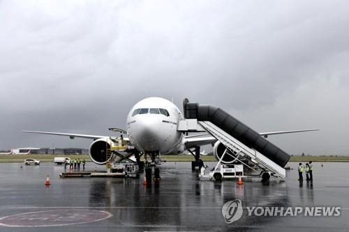 1일 남아공 OR탐보 국제공항에 도착한 코로나19 백신 1차분 [제3자 제공, 로이터=연합뉴스] 재판매 및 DB 금지