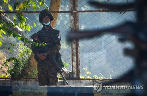 미얀마군이 의사당 영빈관 외곽을 경비하고 있다. 2021.2.2 [AFP=연합뉴스]