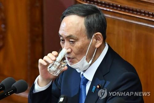 (도쿄 AFP=연합뉴스) 지난달 18일 스가 요시히데(菅義偉) 일본 총리가 중의원 본회의에서 시정방침 연설을 하던 중 물을 마시고 있다.