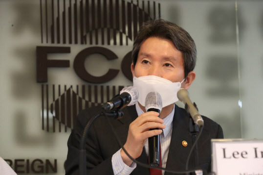 이인영 통일부 장관이 3일 서울 광화문 한국프레스센터에서 서울외신기자클럽 초청간담회를 갖고 취재진의 질문에 답하고 있다(사진=통일부).