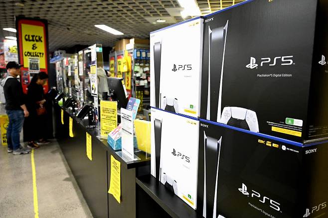 지난해 11월 출시된 소니의 플레이스테이션5가 호주 시드니 한 매장에 진열된 모습(사진=AFP)