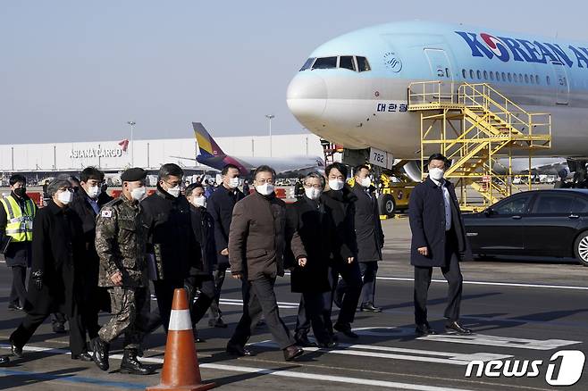 문재인 대통령이 3일 오전 인천국제공항 대한항공 화물터미널에서 열린 코로나19 백신 수송 모의훈련에서 수송과정을 보기 위해 이동하고 있다. 2021.2.3/뉴스1 © News1 이광호 기자