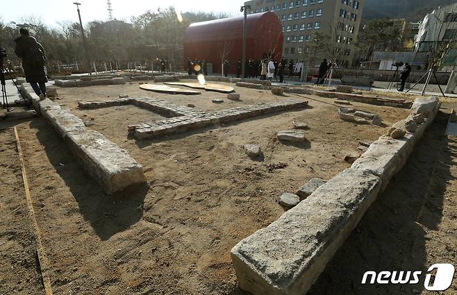 3일 조선총독부 관사 터의 기초 일부인 ‘유구터’와 철거된 옛 ‘중앙정보부 6국’의 모습. 2021.2.3/뉴스1 © News1 이동해 기자