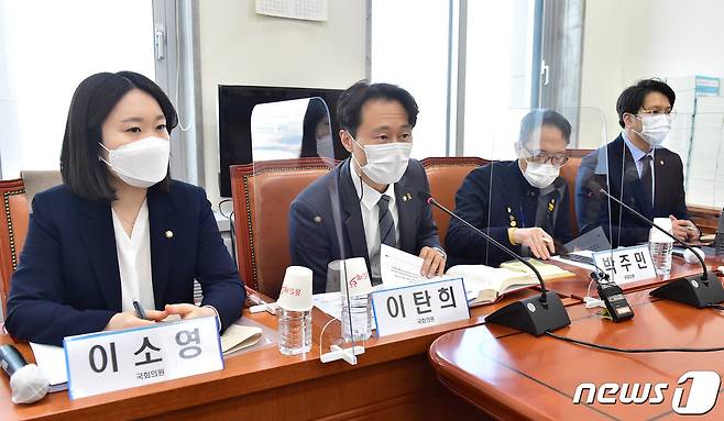 이소영(왼쪽부터)·이탄희·박주민·전용기 더불어민주당 의원이 2일 오후 서울 여의도 국회에서 '임성근 법관 탄핵 기자간담회'를 하고 있다. 2021.2.2/뉴스1 © News1 신웅수 기자